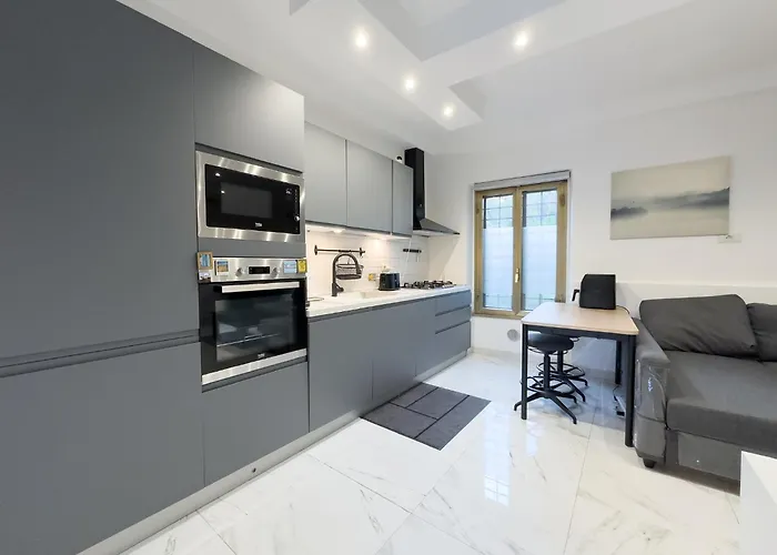 Luxury Apartment - Near Metro - Private Parking